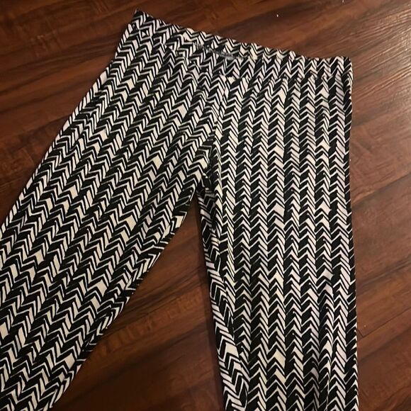 White Black Leggings - Like New Size Medium - Pattern - Stretch Leggings - Picture 1 of 3